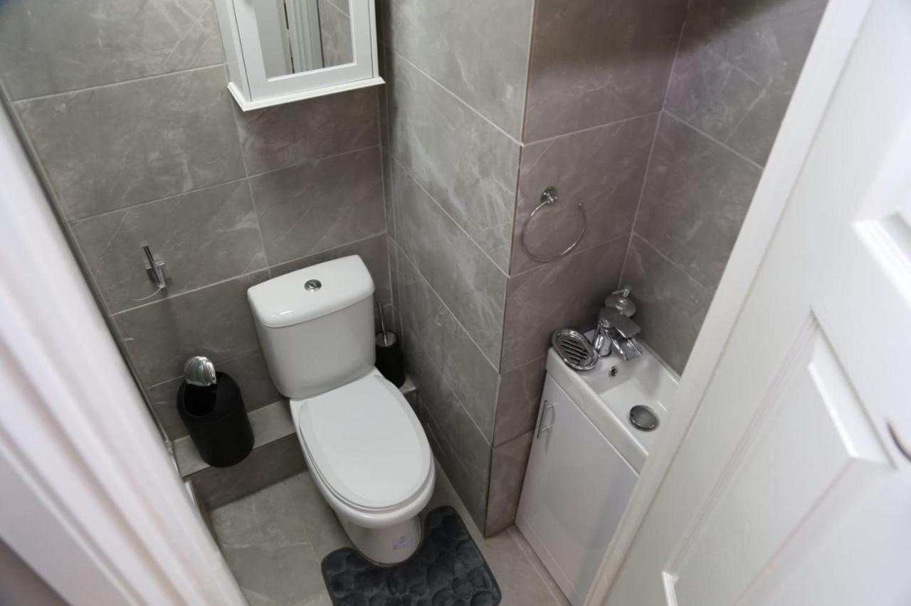 A A Guest Rooms Woolwich Londra Esterno foto